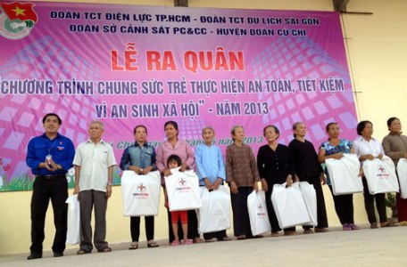 Ra quân làm mới hệ thống điện cho 200 hộ nghèo